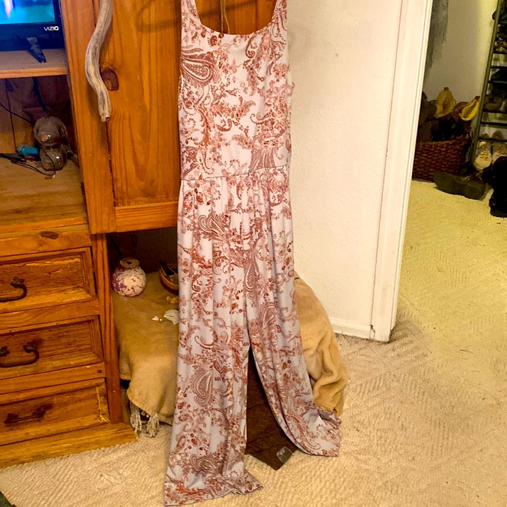 Cute pantsuit with adorable back tie! Size Large, worn once to a wedding!